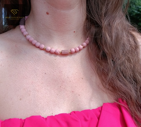 naszyjnik-z-kamieni-naturalnych-lawa-różowa-i-rodonit-handmade-na-szyi