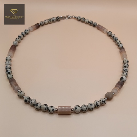 naszyjnik-z-kamieni-naturalnych-jaspis-dalmatyński-rodonit-handmade-zbliżenie-na-kamienie