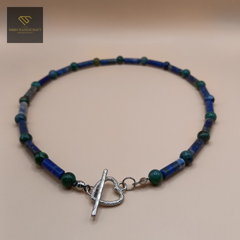 naszyjnik-z-kamieni-naturalnych-lapis-lazuli-i-azuryt-handmade-zbliżenie-na-zapięcie