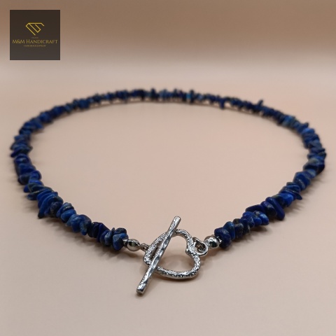 naszyjnik-z-kamieni-naturalnych-lapis-lazuli-sieczka-handmade-zbliżenie-na-kamienie