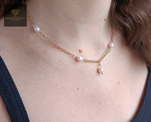 naszyjnik-z-pereł-naturalnych-i-stali-chirurgicznej-handmade-na-szyi