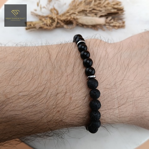 męska-bransoletka-z-kamieni-naturalnych-lawa-wulkaniczna-onyks-hematyt-handmade-na-nadgarstku-onyks
