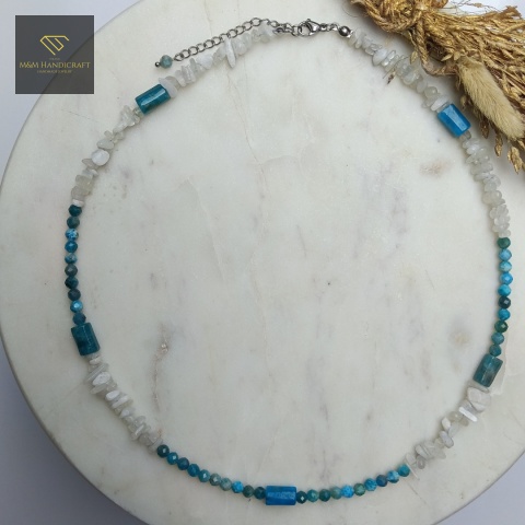 naszyjnik-z-kamieni-naturalnych-kamień-księżycowy-i-apatyt-handmade-rzut-z-góry
