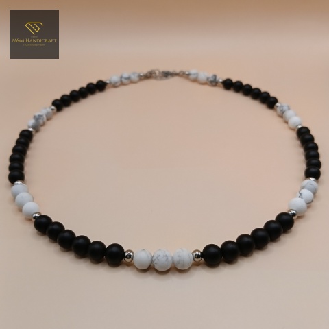naszyjnik-z-kamieni-naturalnych-onyks-i-biały-howlit-handmade-zbliżenie-na-kamienie