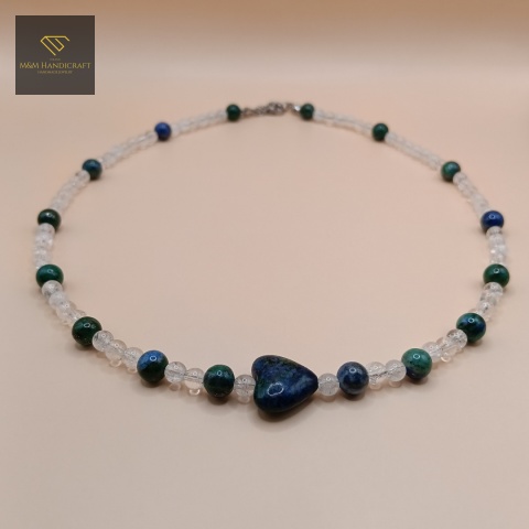 naszyjnik-z-kamieni-naturalnych-azuryt-i-kryształ-górski-handmade-zbliżenie-na-kamienie