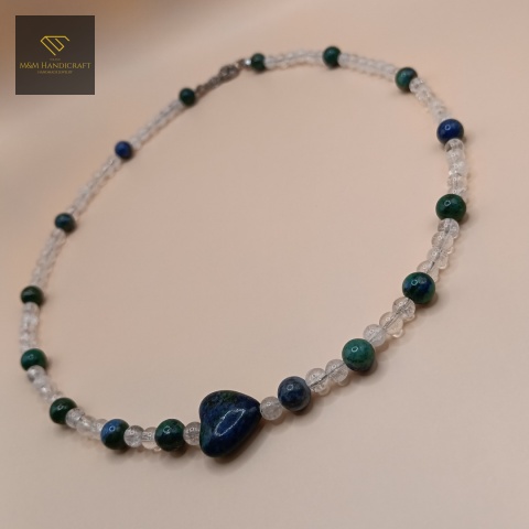 naszyjnik-z-kamieni-naturalnych-azuryt-i-kryształ-górski-handmade-zbliżenie