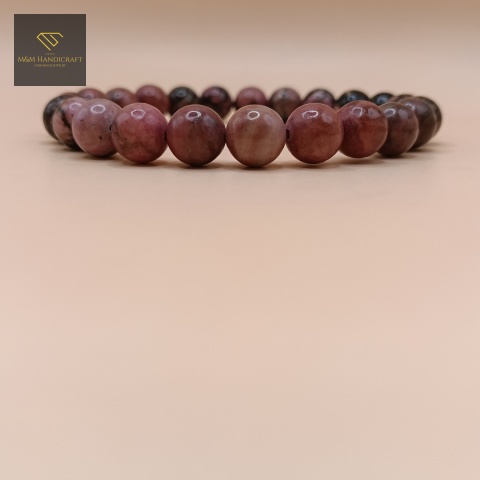 bransoletka-z-kamieni-naturalnych-rodonit-handmade-zbliżenie-na-kamienie