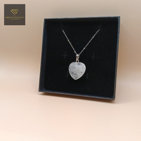 naszyjnik-kryształ-górski-stal-chirurgiczna-handmade-zbliżenie