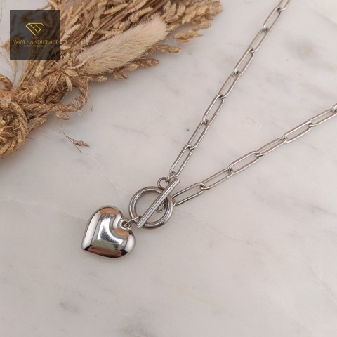 naszyjnik-ze-stali-chirurgicznej-handmade-zbliżenie-na-zawieszkę