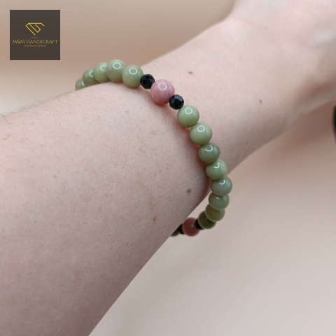 bransoletka-z-kamieni-naturalnych-jaspis-matcha-rodonit-i-turmalin-handmade-na-nadgarstku