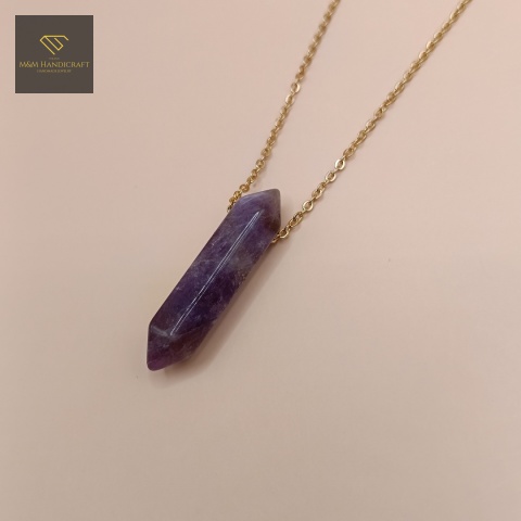 naszyjnik-ametyst-stal-chirurgiczna-handmade-zbliżenie-na-zawieszkę