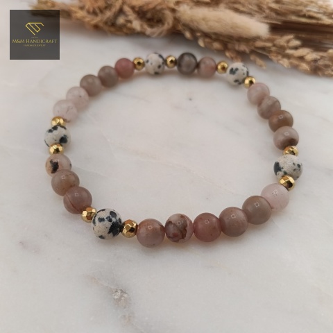 bransoletka-z-kamieni-naturalnych-rodonit-jaspis-dalmatyński-i-hematyt-handmade-zbliżenie-na-kamienie