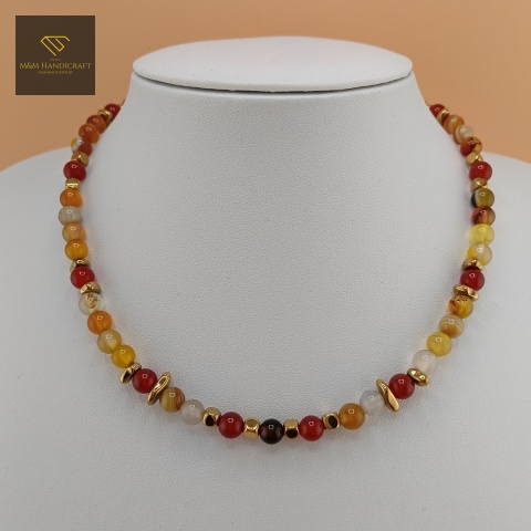 naszyjnik-Jesienny-Las-z-kamieni-naturalnych-agat-bursztynowy-agat-karneol-hematyt-handmade-na-ekspozytorze