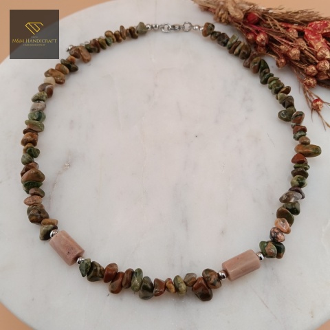 naszyjnik-Spacer-Po-Lesie-z-kamieni-naturalnych-riolit-rodonit-handmade-zbliżenie