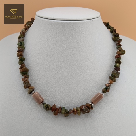 naszyjnik-Spacer-Po-Lesie-z-kamieni-naturalnych-riolit-rodonit-handmade-na-ekspozytorze